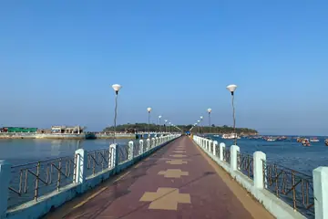 পোর্ট ব্লেয়ারে ইট বাঁধানো লম্বা জেটি, দুপাশে বাতিস্তম্ভ, নীল বন্দরের জলের ওপর দিয়ে ছোট একটা দ্বীপের দিকে চলে গেছে