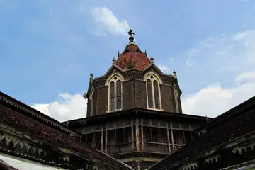 Pune mein neele aasman ke neeche Mahatma Phule Mandai bazaar hall ka eent ka gumbad aur khaprail ki chhat