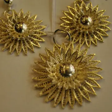 Sunburst pendant and earrings made of fine twisted wire in Cuttack filigree