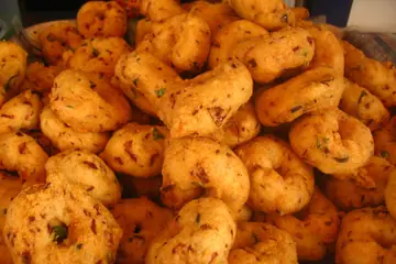 A heap of freshly fried golden medu vada